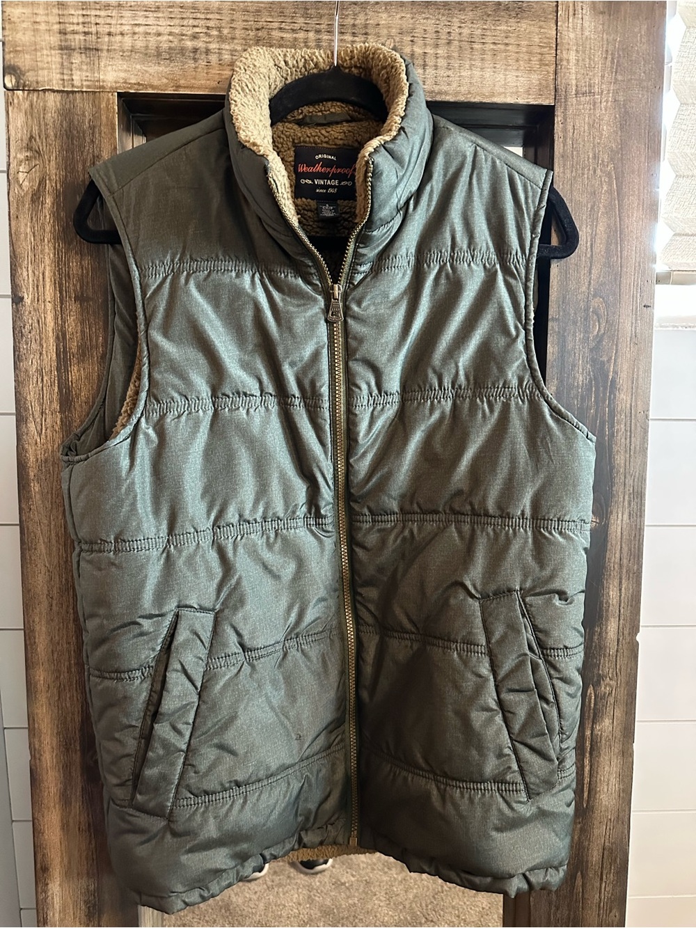 Men’s Weatherproof Sherpa Lined Puffer Vest Olive Small Cabincore Hiking Utility